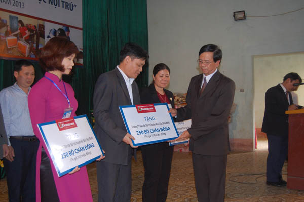 700 chăn ấm tặng học sinh dân tộc nội trú Hòa Bình ảnh 1